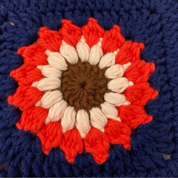 Crochet sunflower small crossbody bag, lined, handmade 6.5" pouch, phone bag - Picture 5 of 9